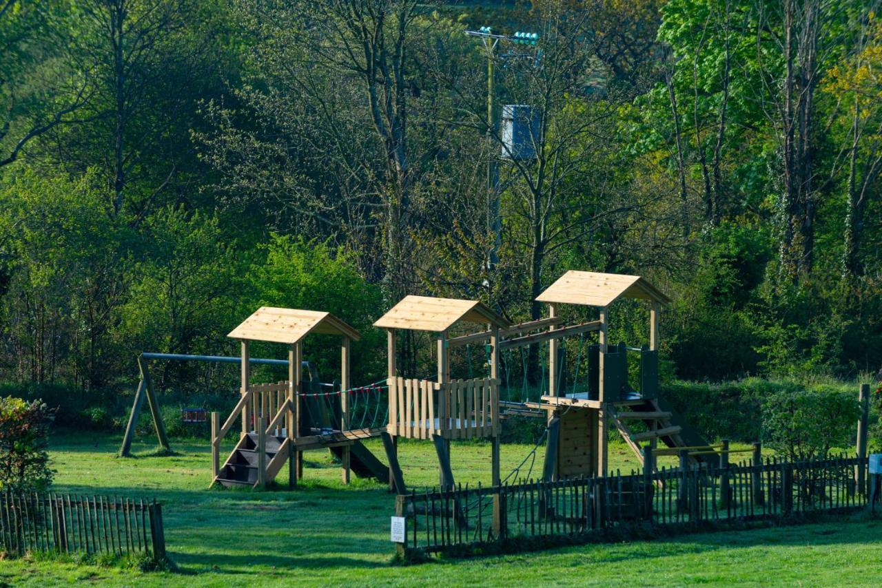 Our Goldfinch 1- Sleeps 2 Persons- Private Hot Tub-Pet Friendly-Tranquil Holiday Away From It All Yet Not Far From St Austell- The Holiday Home Has One Bedroom, Living And Dining Area, Equipped Kitchen-Decking-Outdoor Furniture-Fishing Lakes And More Grampound Buitenkant foto