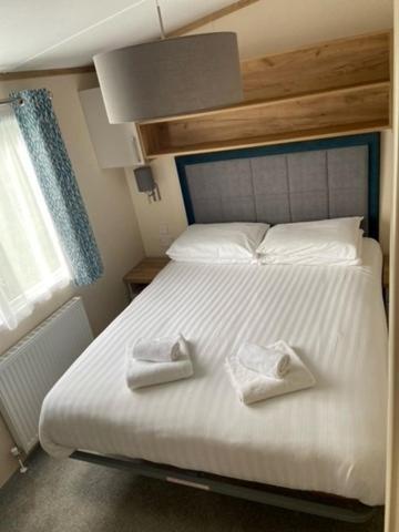 Our Goldfinch 1- Sleeps 2 Persons- Private Hot Tub-Pet Friendly-Tranquil Holiday Away From It All Yet Not Far From St Austell- The Holiday Home Has One Bedroom, Living And Dining Area, Equipped Kitchen-Decking-Outdoor Furniture-Fishing Lakes And More Grampound Buitenkant foto