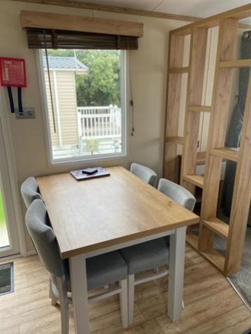 Our Goldfinch 1- Sleeps 2 Persons- Private Hot Tub-Pet Friendly-Tranquil Holiday Away From It All Yet Not Far From St Austell- The Holiday Home Has One Bedroom, Living And Dining Area, Equipped Kitchen-Decking-Outdoor Furniture-Fishing Lakes And More Grampound Buitenkant foto