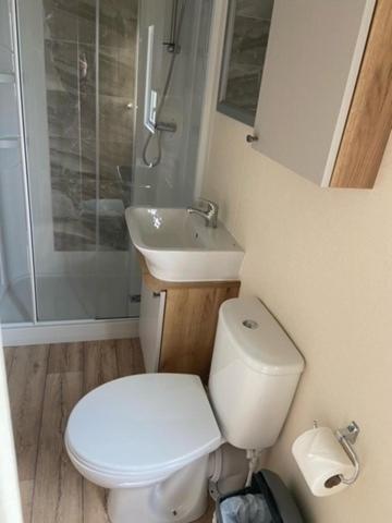 Our Goldfinch 1- Sleeps 2 Persons- Private Hot Tub-Pet Friendly-Tranquil Holiday Away From It All Yet Not Far From St Austell- The Holiday Home Has One Bedroom, Living And Dining Area, Equipped Kitchen-Decking-Outdoor Furniture-Fishing Lakes And More Grampound Buitenkant foto