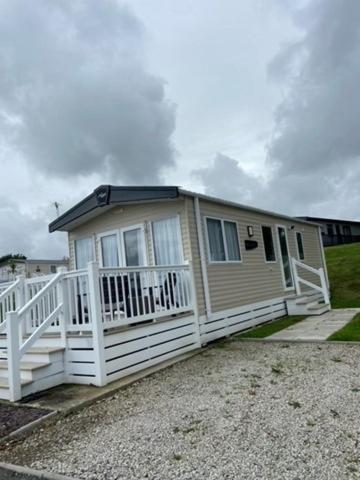 Our Goldfinch 1- Sleeps 2 Persons- Private Hot Tub-Pet Friendly-Tranquil Holiday Away From It All Yet Not Far From St Austell- The Holiday Home Has One Bedroom, Living And Dining Area, Equipped Kitchen-Decking-Outdoor Furniture-Fishing Lakes And More Grampound Buitenkant foto